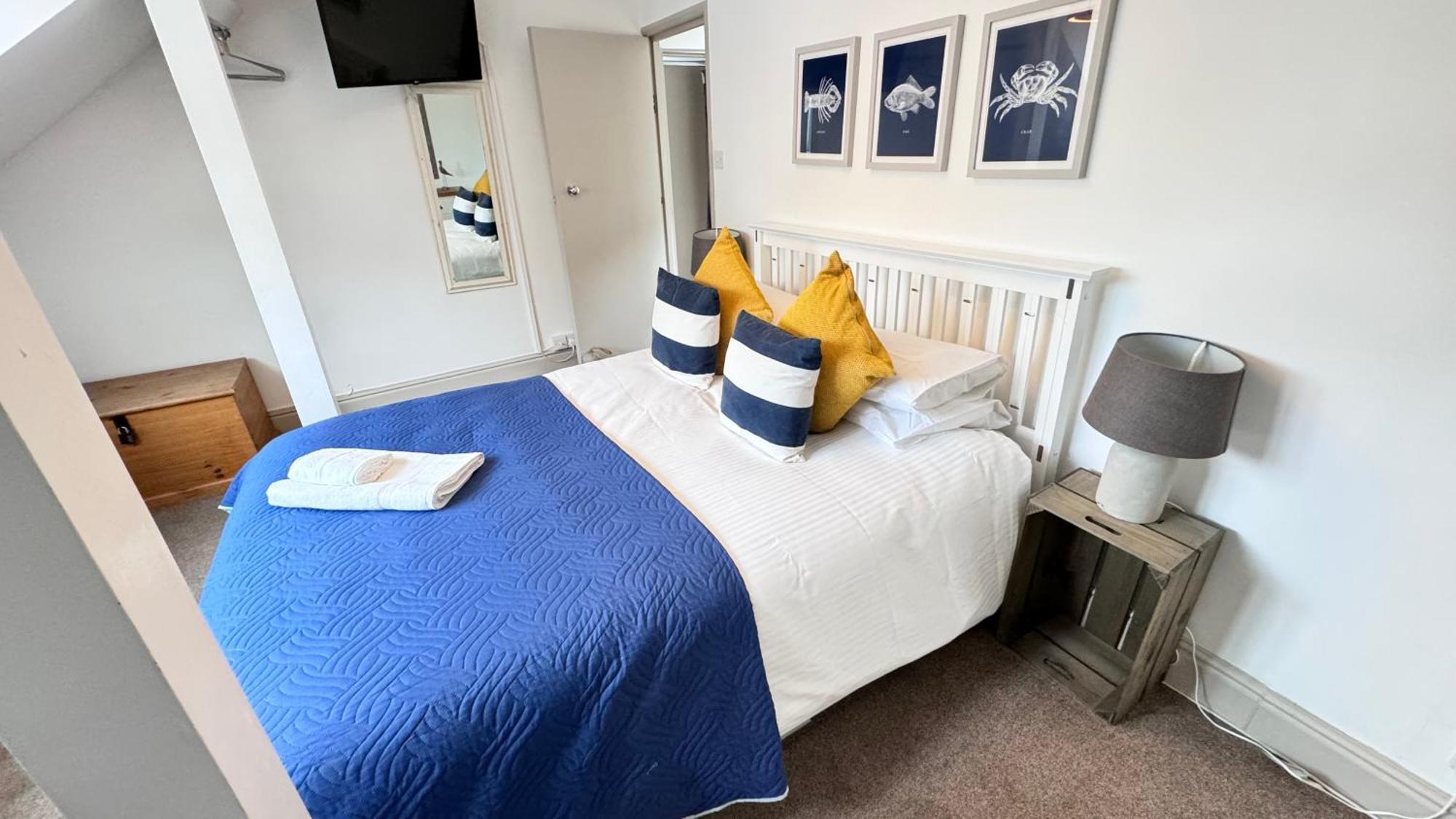 Nancie'S Place - Dartmouth Town Center With Private Parking - A Traditional Georgian Private Duplex Apartment - Beautifully Refurbished - Two Bedrooms, Bathroom, Kitchen And Lounge Diner Exterior foto