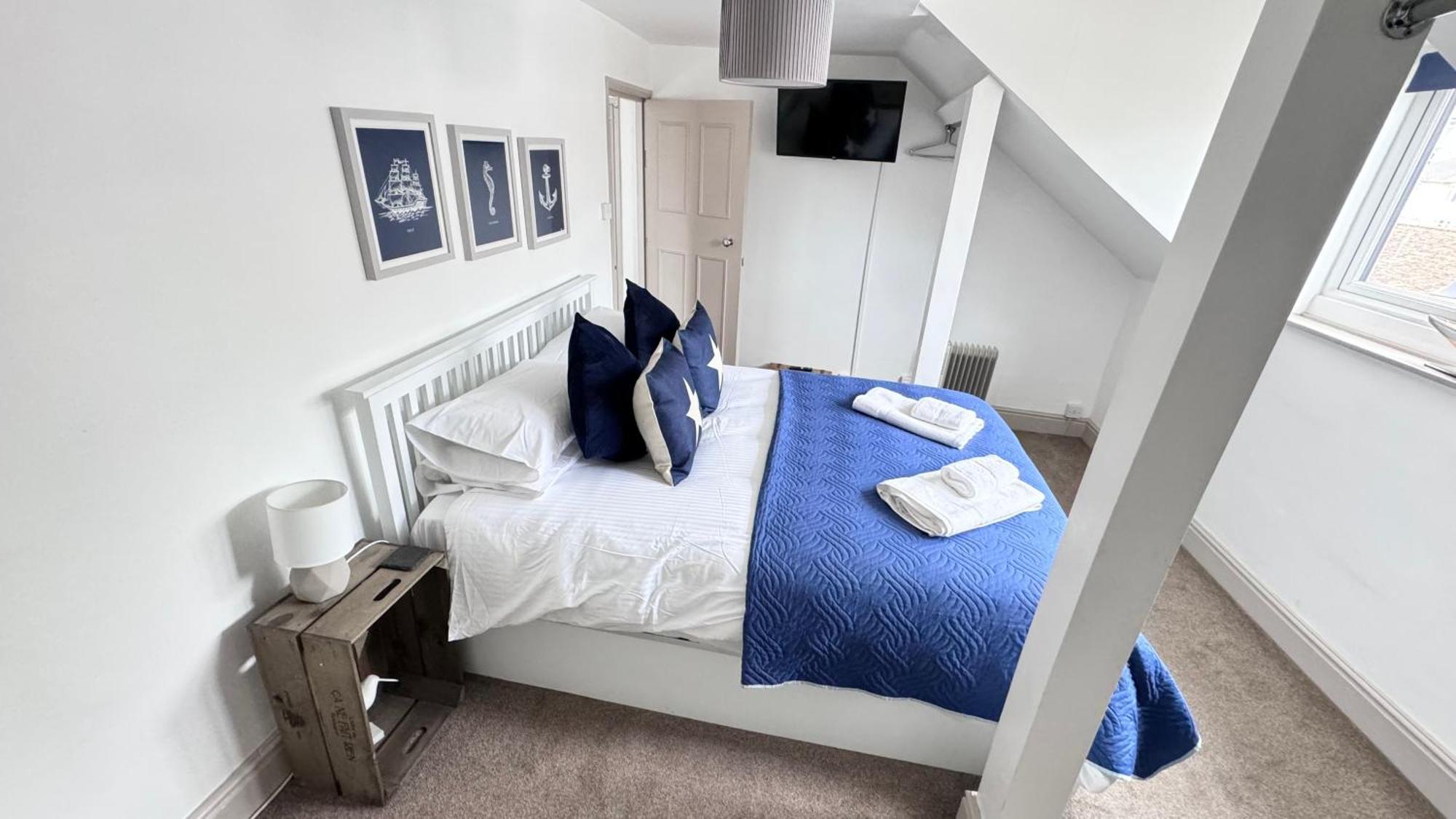 Nancie'S Place - Dartmouth Town Center With Private Parking - A Traditional Georgian Private Duplex Apartment - Beautifully Refurbished - Two Bedrooms, Bathroom, Kitchen And Lounge Diner Exterior foto