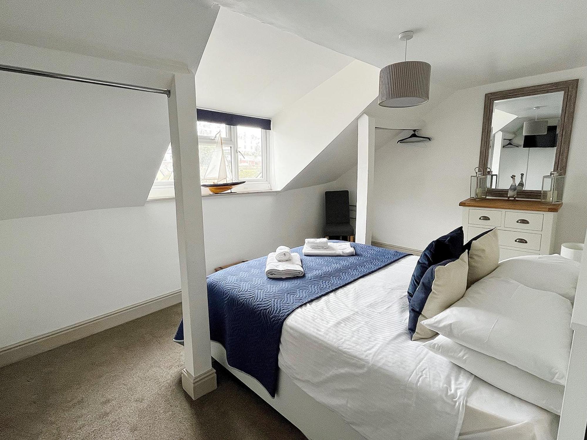 Nancie'S Place - Dartmouth Town Center With Private Parking - A Traditional Georgian Private Duplex Apartment - Beautifully Refurbished - Two Bedrooms, Bathroom, Kitchen And Lounge Diner Exterior foto